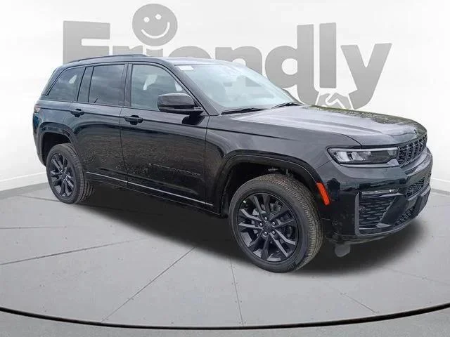New 2026 Diamond Black Crystal Pearl-Coat Exterior Paint Jeep Limited image 3
