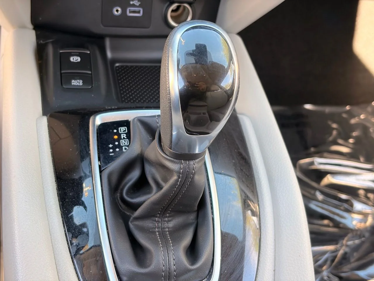 Used 2022 Pearl White Tricoat Nissan SL image 23