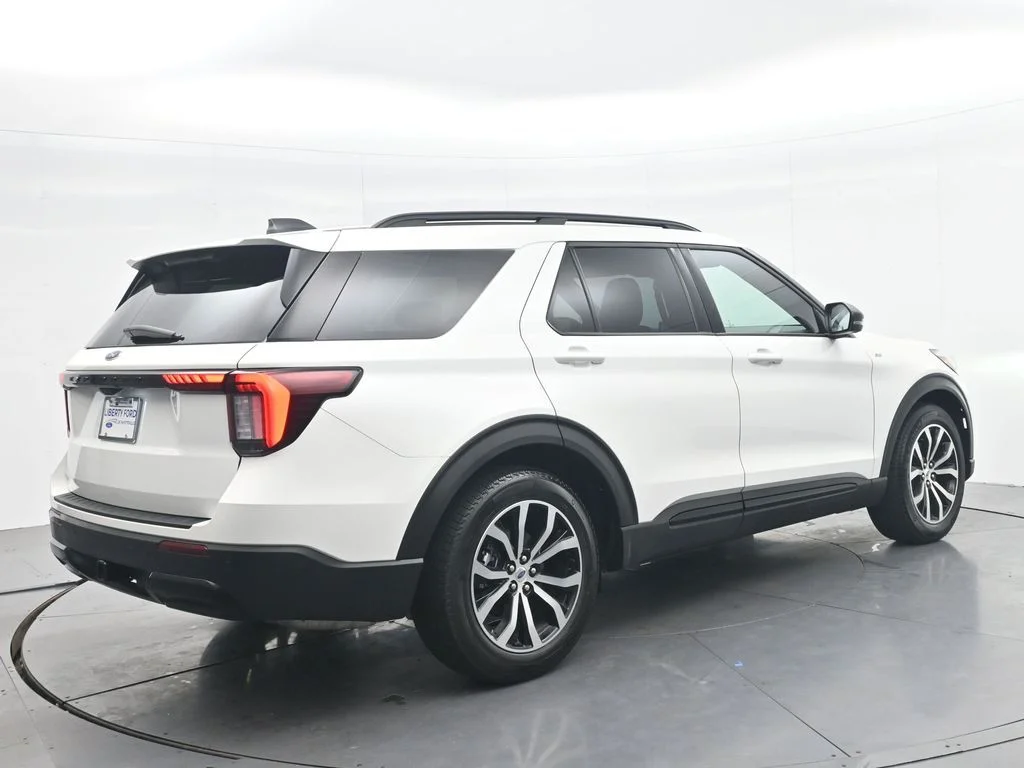 New 2026 Star White Metallic Tri-Coat Ford ST-Line image 7