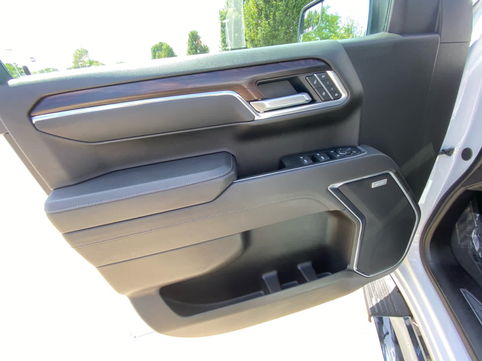 Used 2025 White Frost Tricoat GMC SLT image 6
