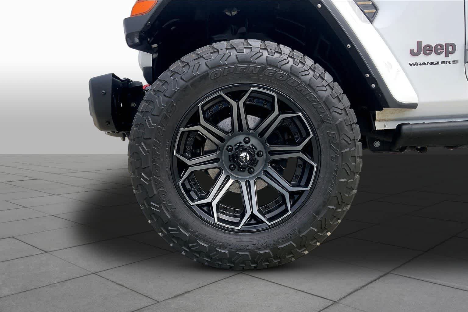 Used 2024 Bright White Clearcoat Jeep Rubicon X image 10