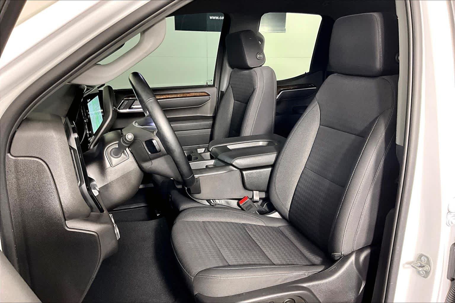 Used 2023 Summit White GMC Elevation image 9