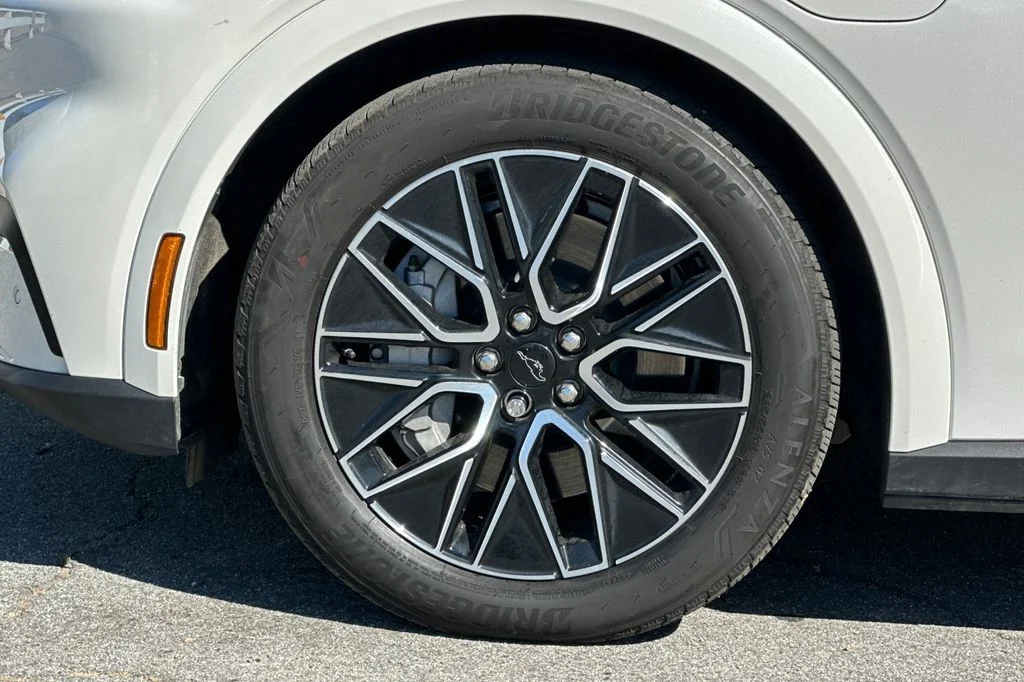 Used 2025 White Metallic Ford Premium image 28