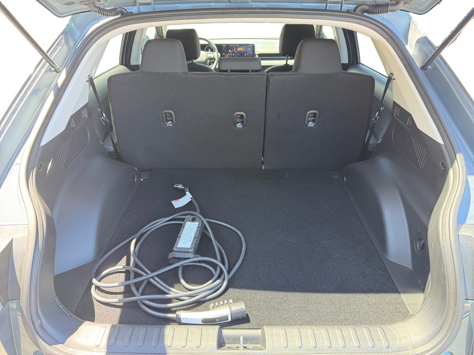 Certified Used 2025 Teal Hyundai SE image 17