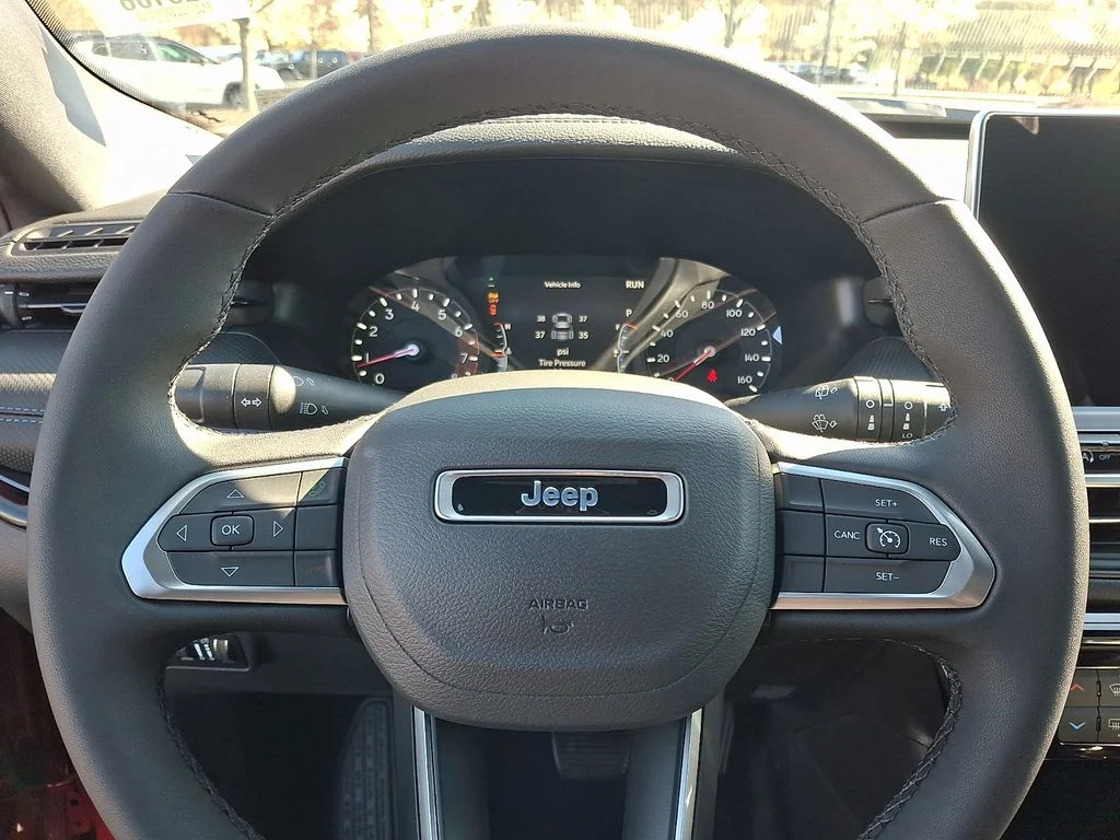 New 2026 Red Hot Pearl-Coat Exterior Paint Jeep Latitude image 13