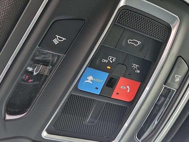 New 2026 Diamond Black Crystal Pearl-Coat Exterior Paint Jeep Laredo image 30