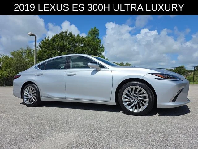 2019 Lexus ES 300h 300h's photo