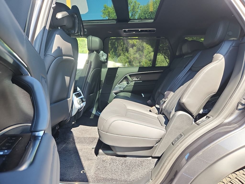 New 2027 Carpathian Grey Land Rover SE image 5