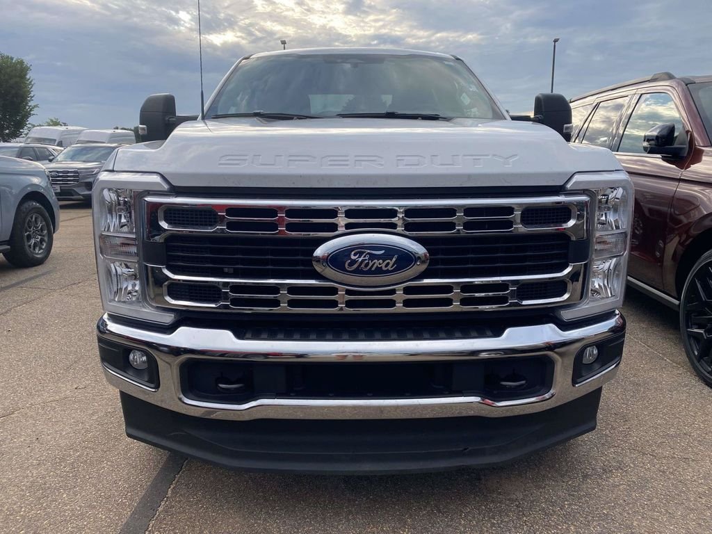 Used 2025 Oxford White Ford XLT image 2