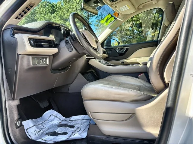 Used 2022 White Lincoln Reserve image 12