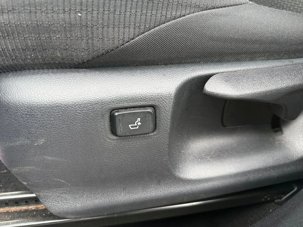 Used 2018 Silver Toyota XLE Premium image 28