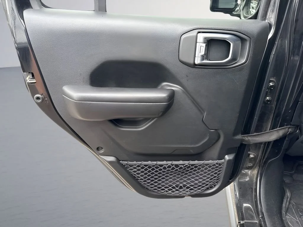 Used 2019  Jeep Rubicon image 27