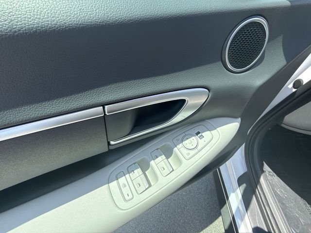 Used 2025 White Hyundai SE image 13