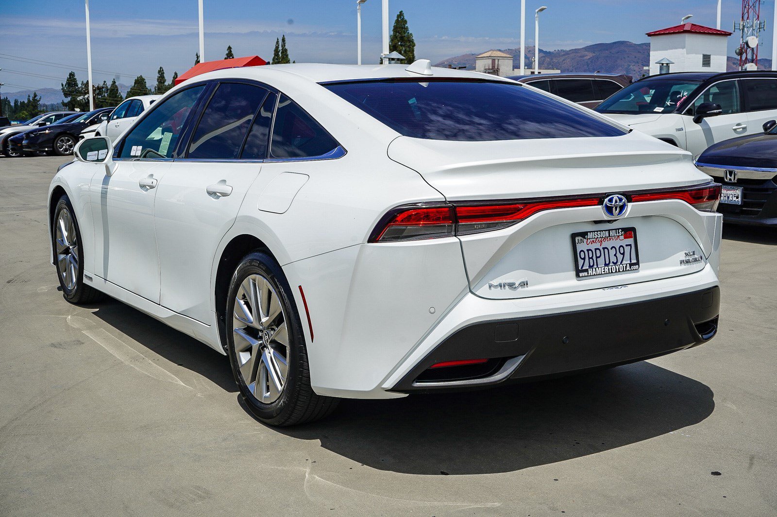 Certified Used 2022 Oxygen White Toyota XLE image 4