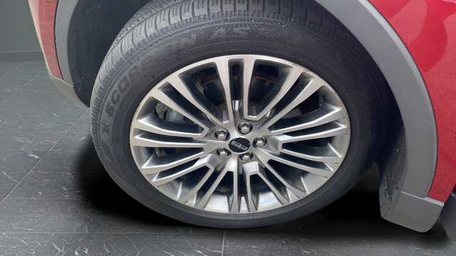 Used 2016 Ruby Red Metallic Lincoln Reserve image 28
