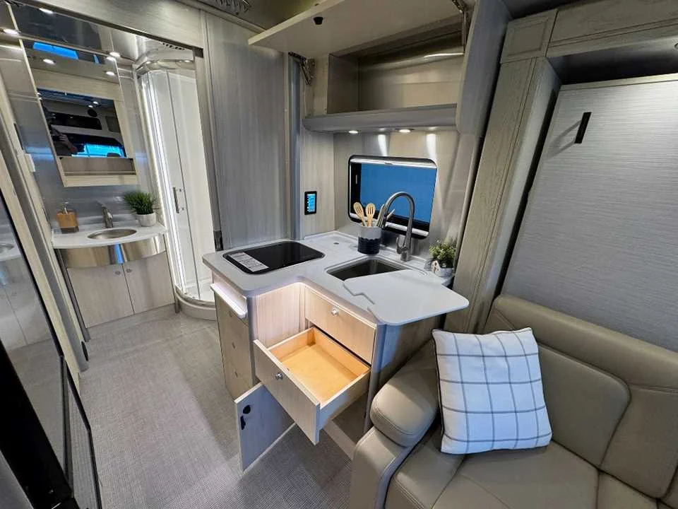 New 2025 Hightech Silver Premium Metallic AIRSTREAM  image 10