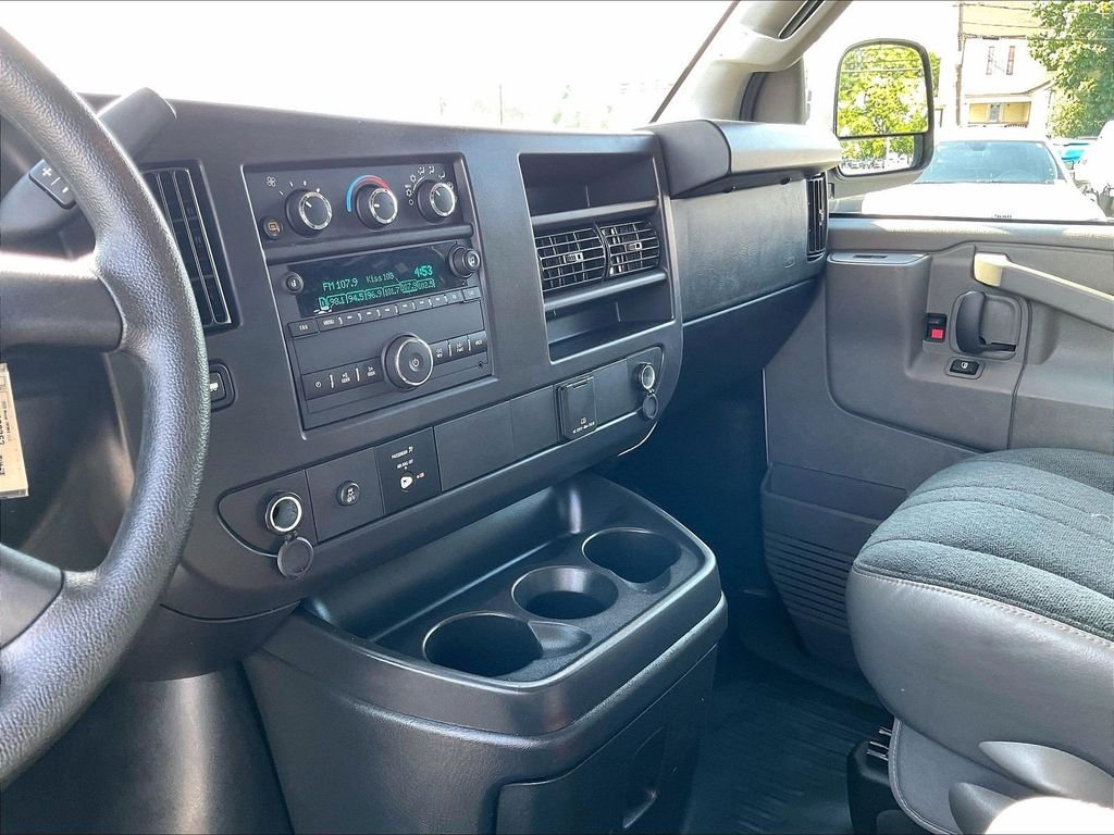 Used 2025 White GMC Work Van image 18
