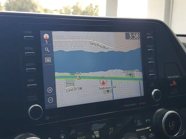 Used 2020  Toyota XLE image 4