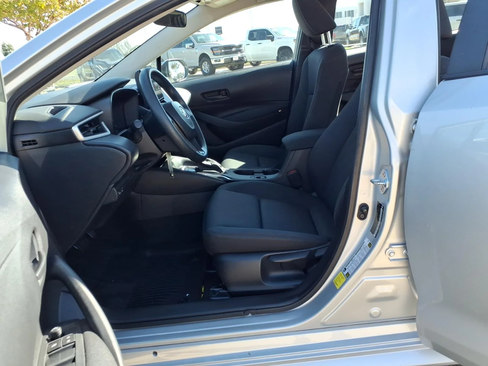 Used 2025 Wind Chill Pearl Toyota LE image 12