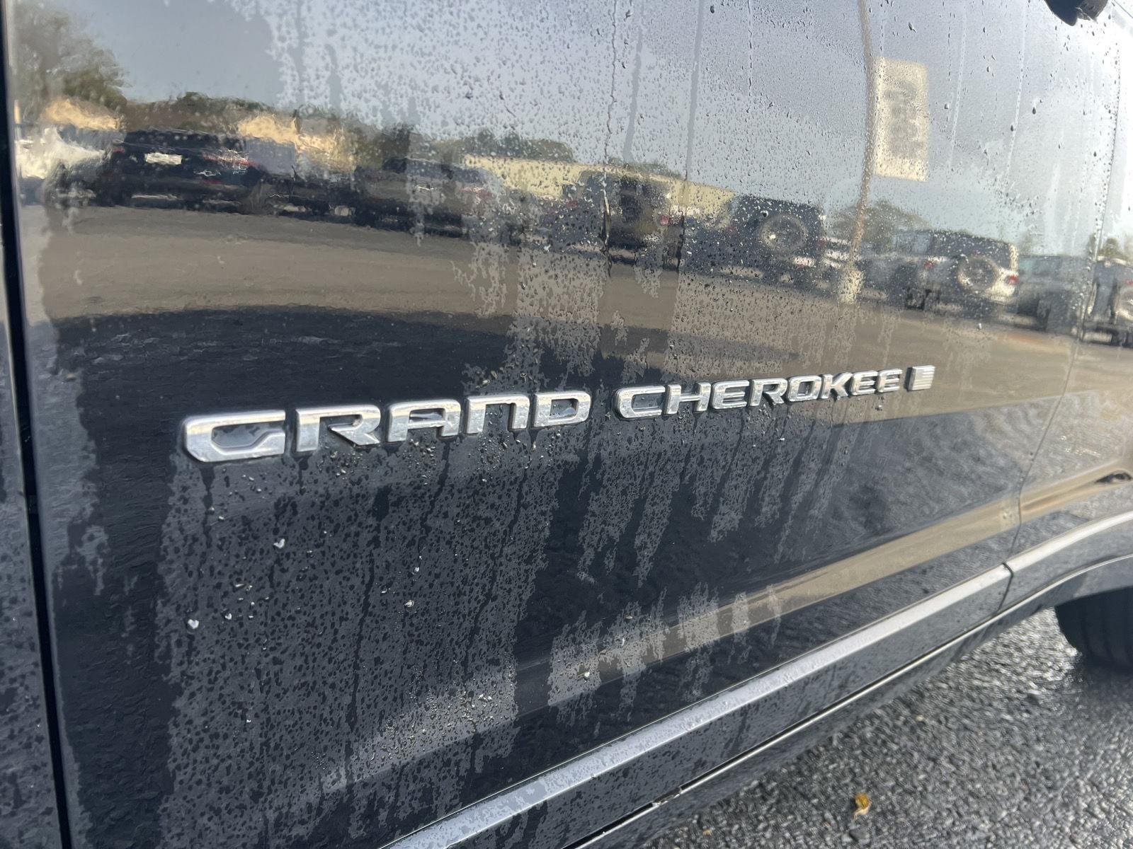 Used 2022 Diamond Black Crystal Pearlcoat Jeep Overland image 9