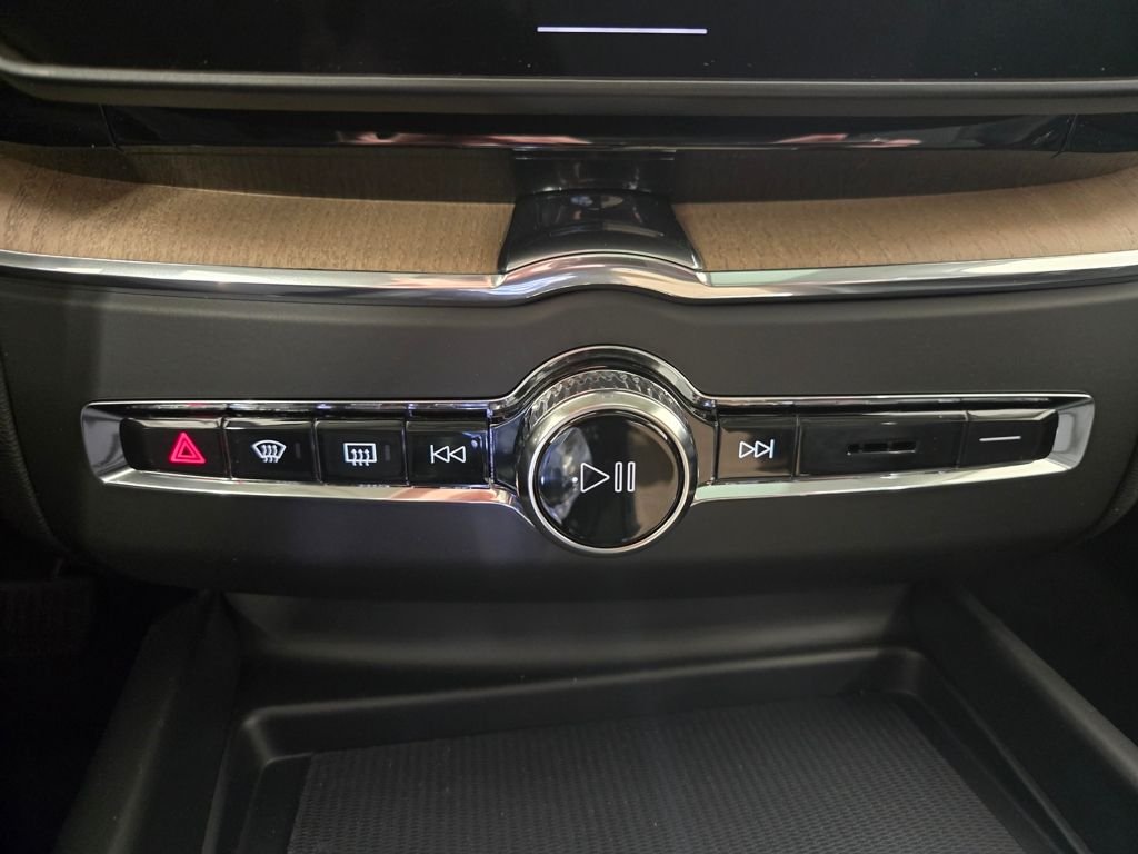 2026 Volvo XC60 Plus - Photo 16