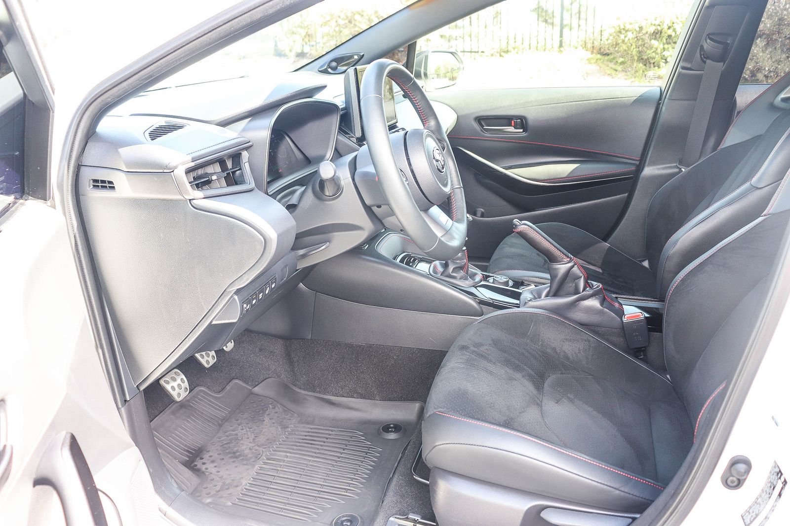 Certified Used 2025 Ice Toyota Premium Plus image 22
