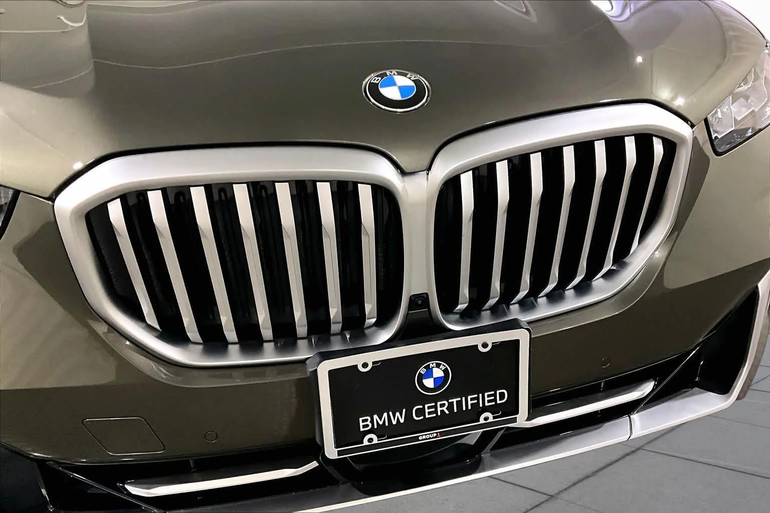 Certified Used 2025 Manhattan Green Metallic BMW xDrive40i image 31