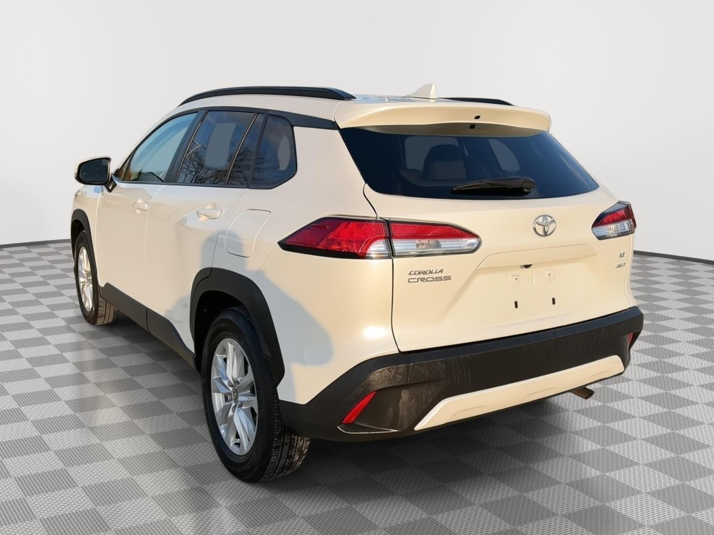 Used 2023 Wind Chill Pearl Toyota LE image 5