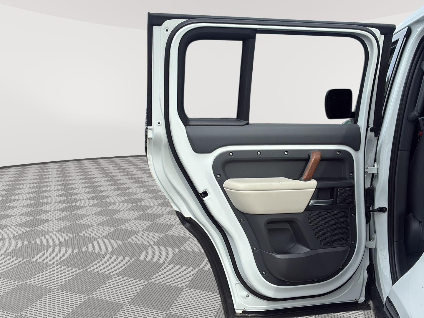 2024 Land Rover Defender X-Dynamic SE - Photo 20