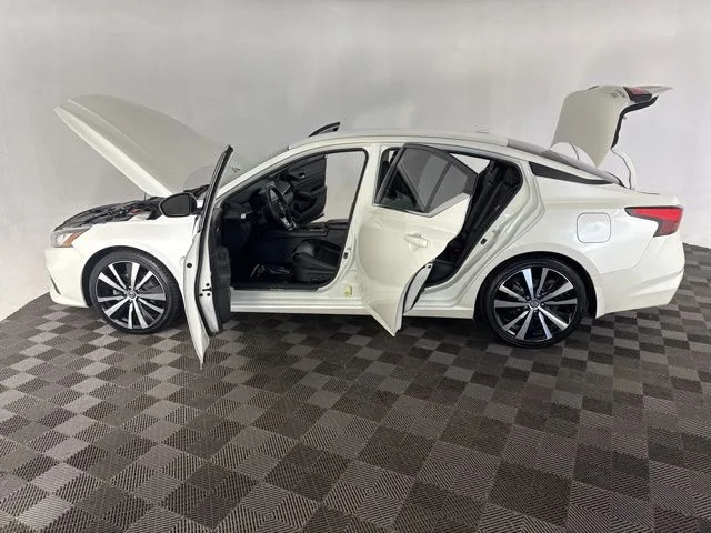Used 2020 White Nissan 2.5 SR image 9