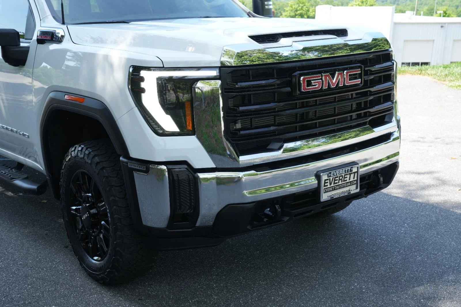 Used 2024 Summit White GMC Pro image 9
