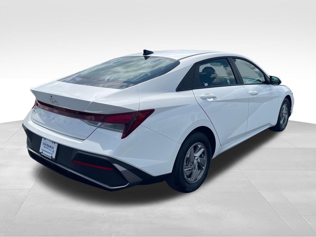 Used 2025 White Hyundai SE image 5