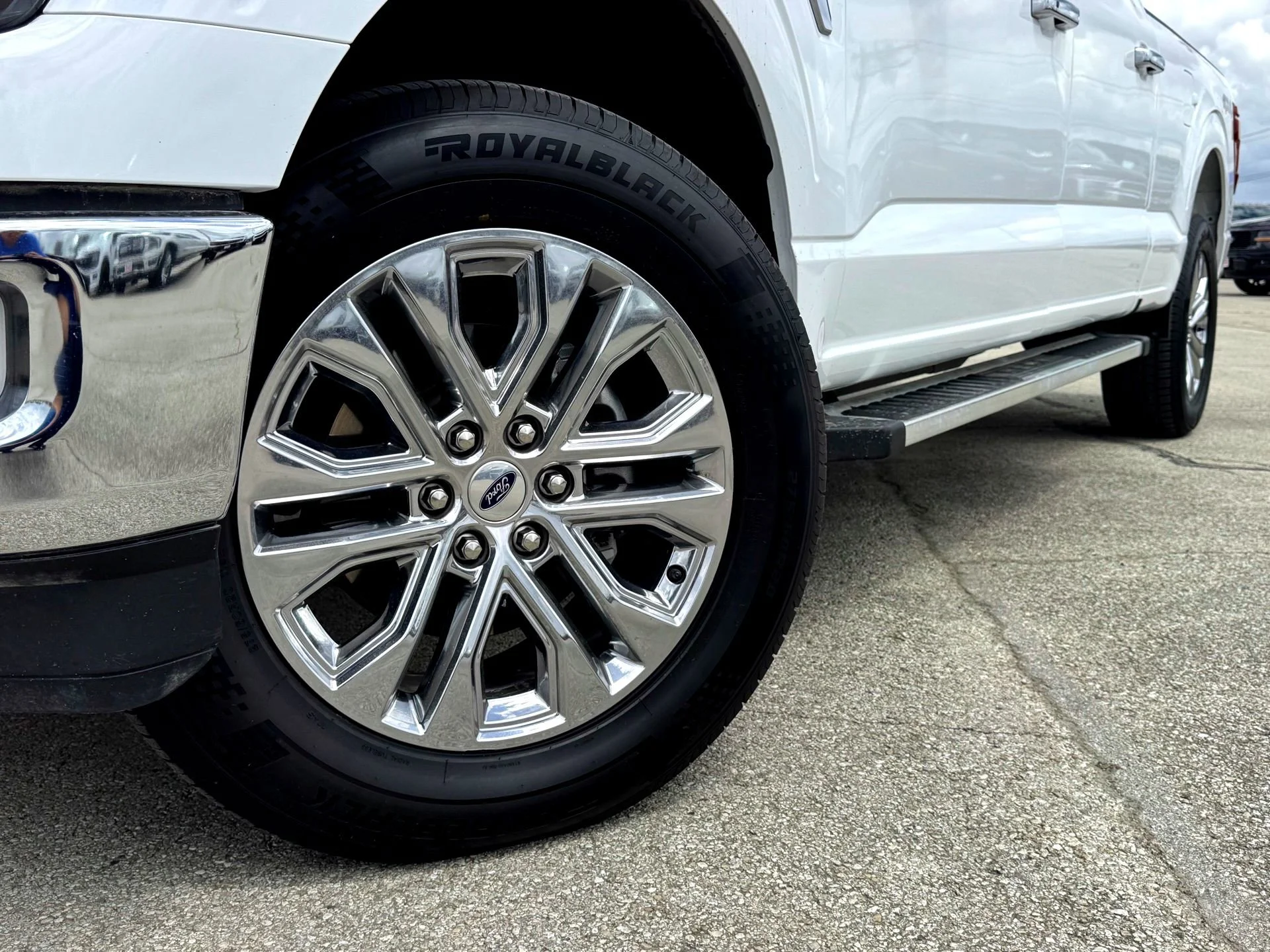 Used 2024  Ford Lariat image 2