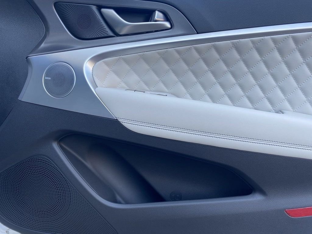 New 2025 White Genesis 3.3T SPORT PRESTIGE image 15