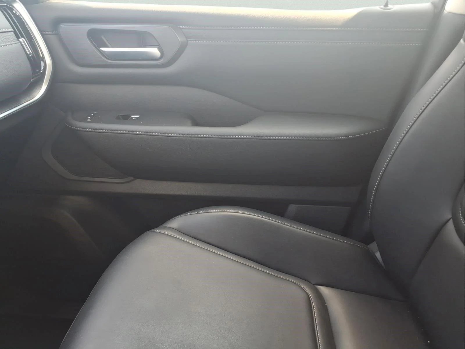 Used 2025 Super Black Nissan SV image 26