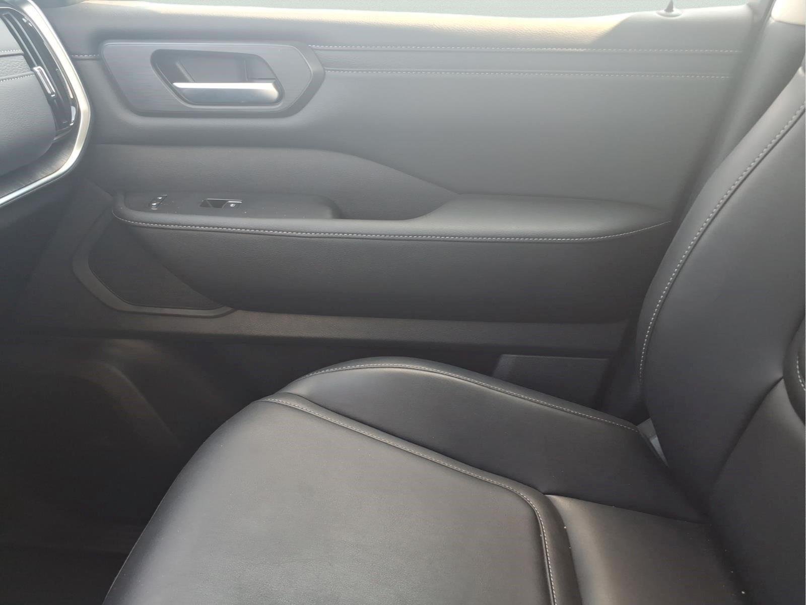 Used 2025 Super Black Nissan SV image 26