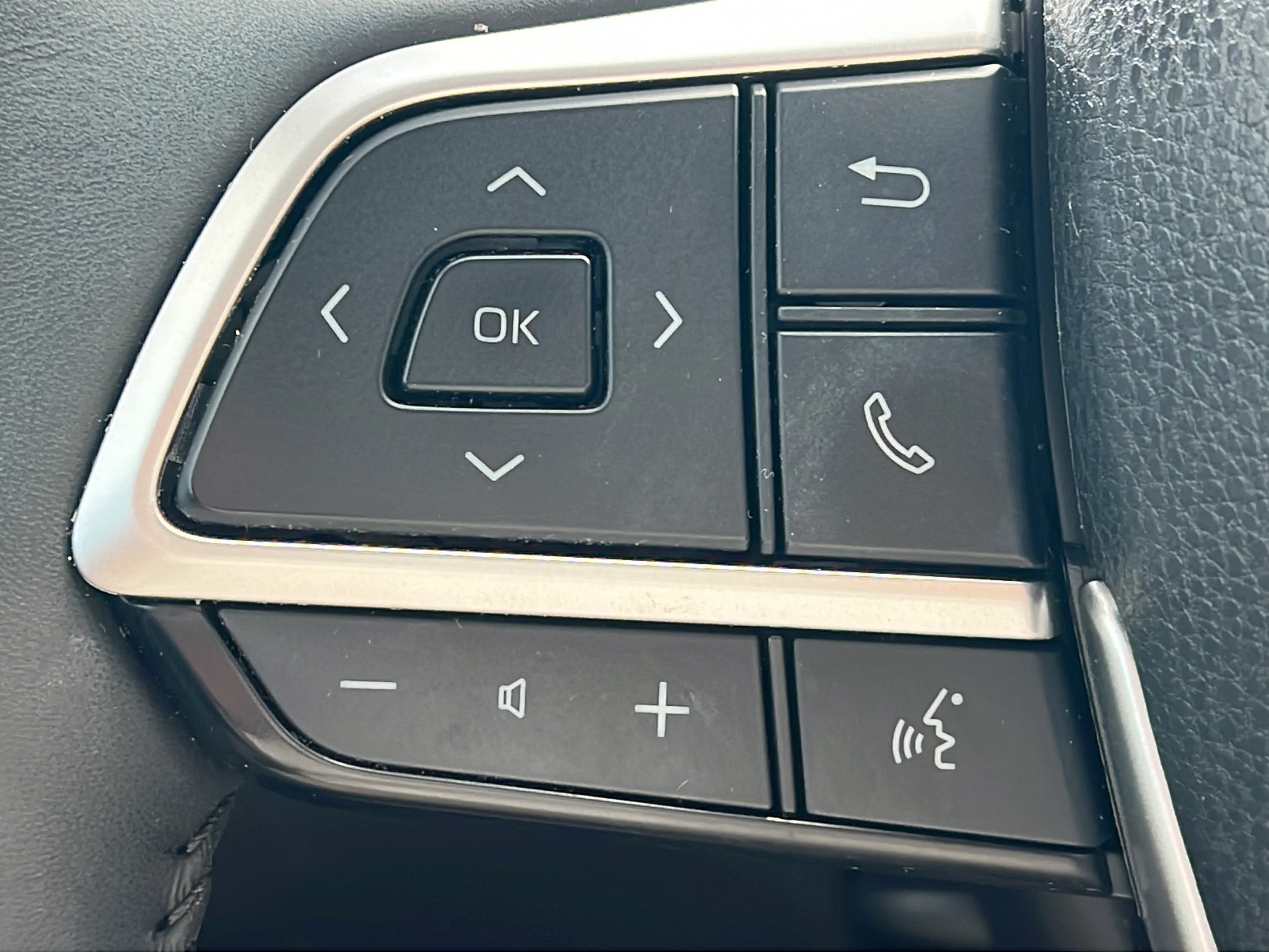 Used 2025 Pearl Toyota Platinum image 21