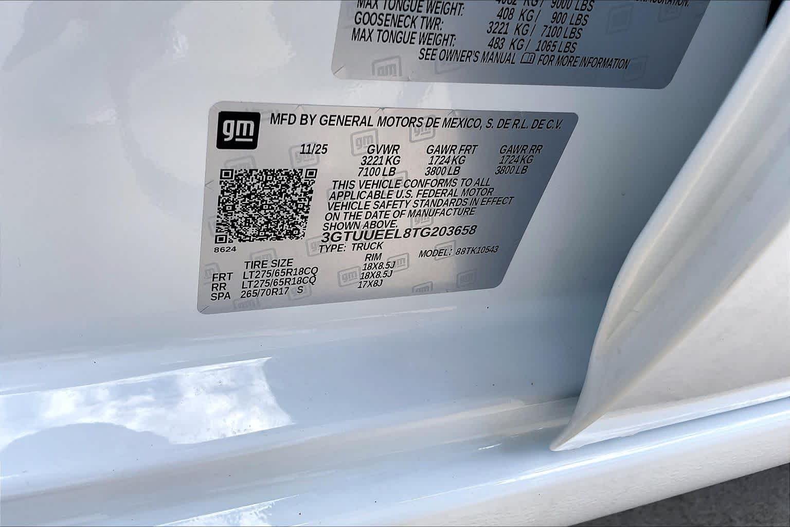Used 2026 Summit White GMC AT4 image 37