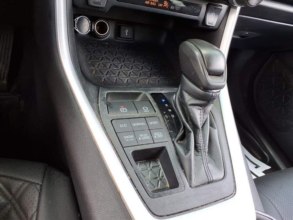Used 2022  Toyota XLE image 17