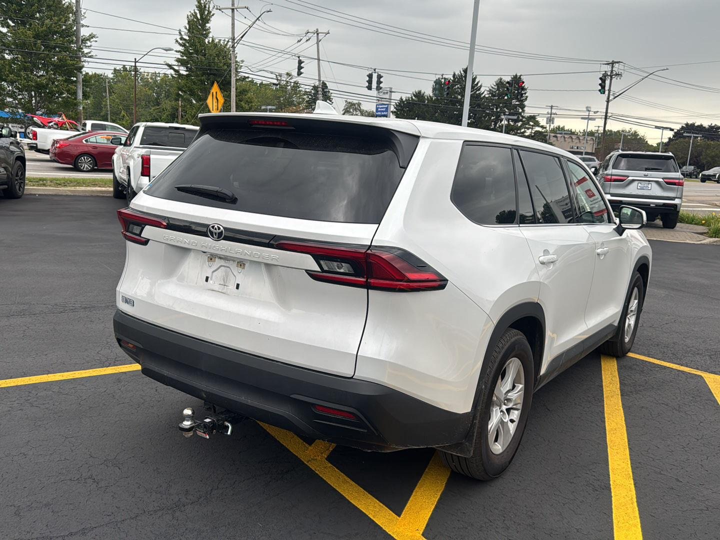 Used 2025 Wind Chill Pearl Toyota LE image 6