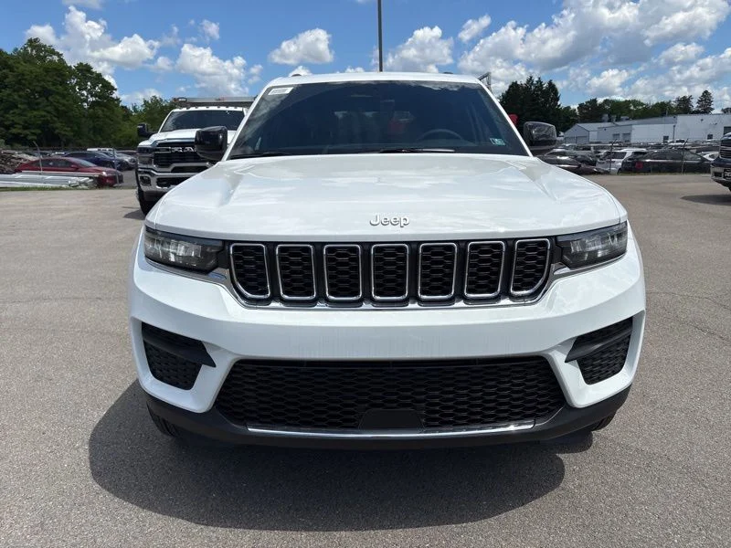 New 2026 Bright White Clear-Coat Exterior Paint Jeep Laredo image 8