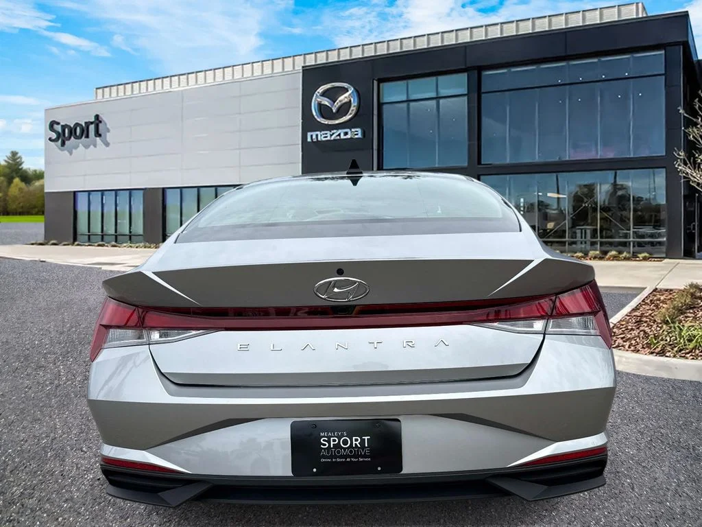 Used 2022 Silver Hyundai SEL image 4