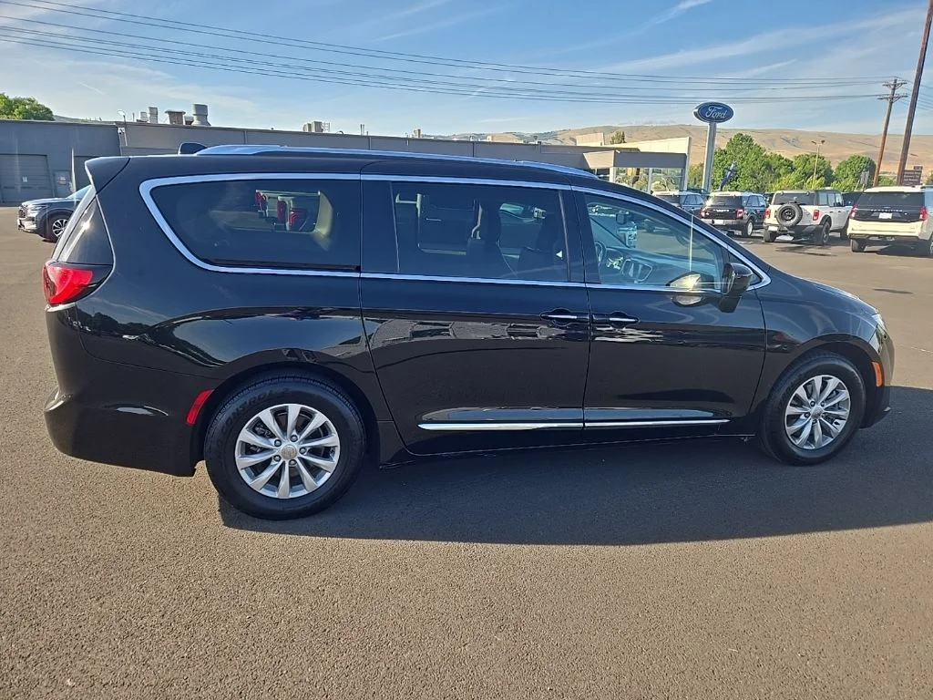 Used 2019 Black Chrysler Touring L image 3