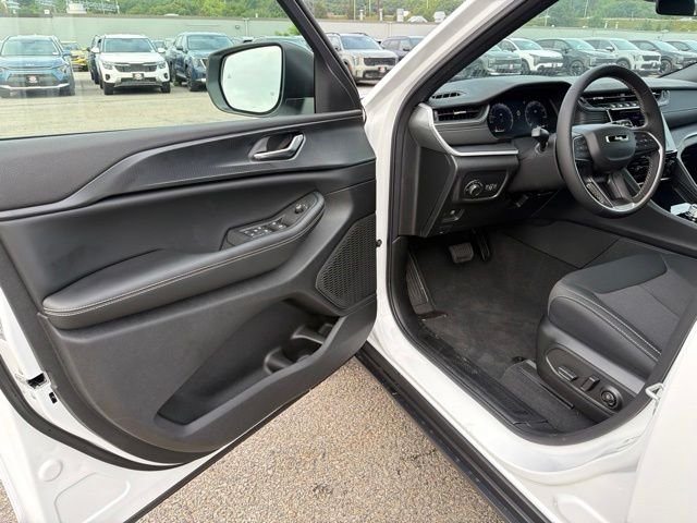 New 2026 Bright White Clear-Coat Exterior Paint Jeep Laredo image 10