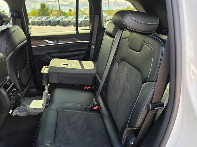 New 2026 Bright White Clear-Coat Exterior Paint Jeep Altitude image 7