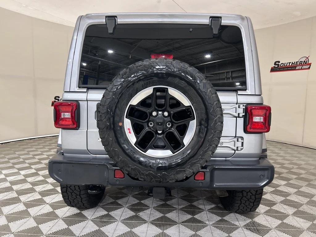 Used 2018 Silver Jeep Unlimited Sahara image 4