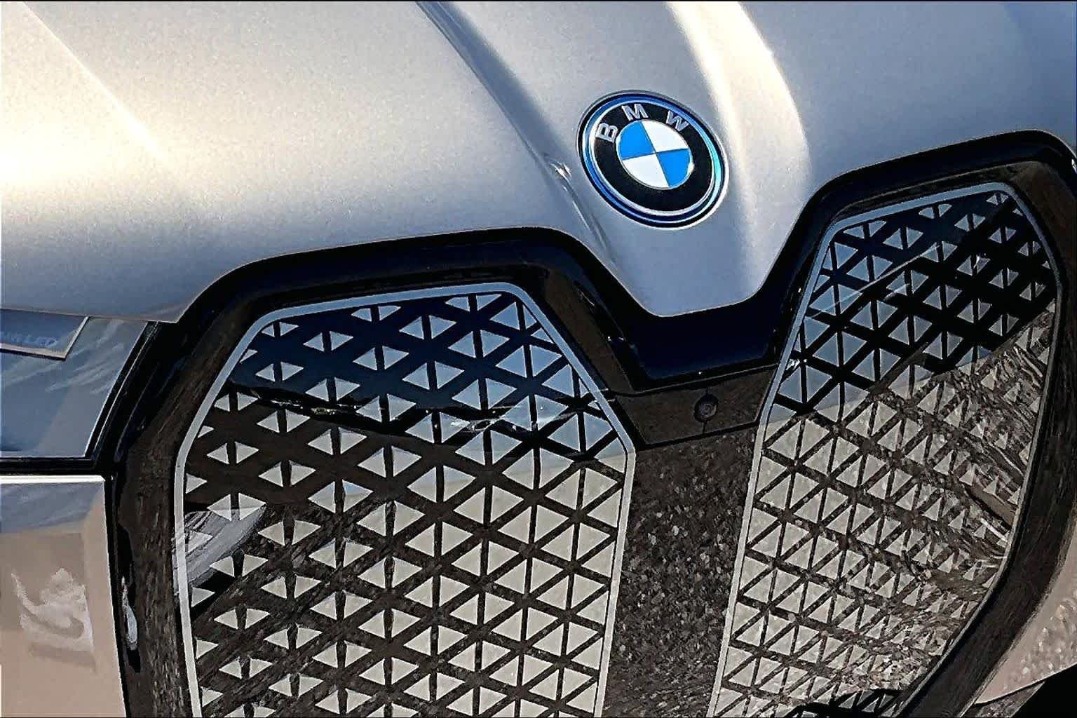 Used 2024 Oxide Grey Metallic BMW xDrive50 image 27