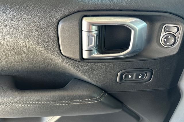 Used 2022 Silver Jeep Unlimited Sahara image 10