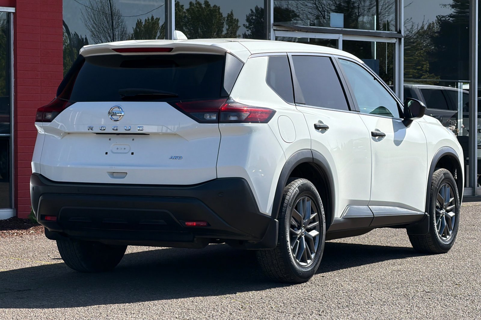Used 2021 Glacier White Nissan S image 4