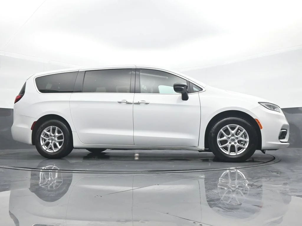 Used 2025 White Chrysler Select image 31